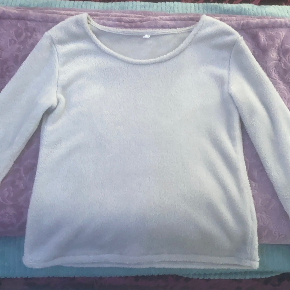 Grey sweater with thing sleeves